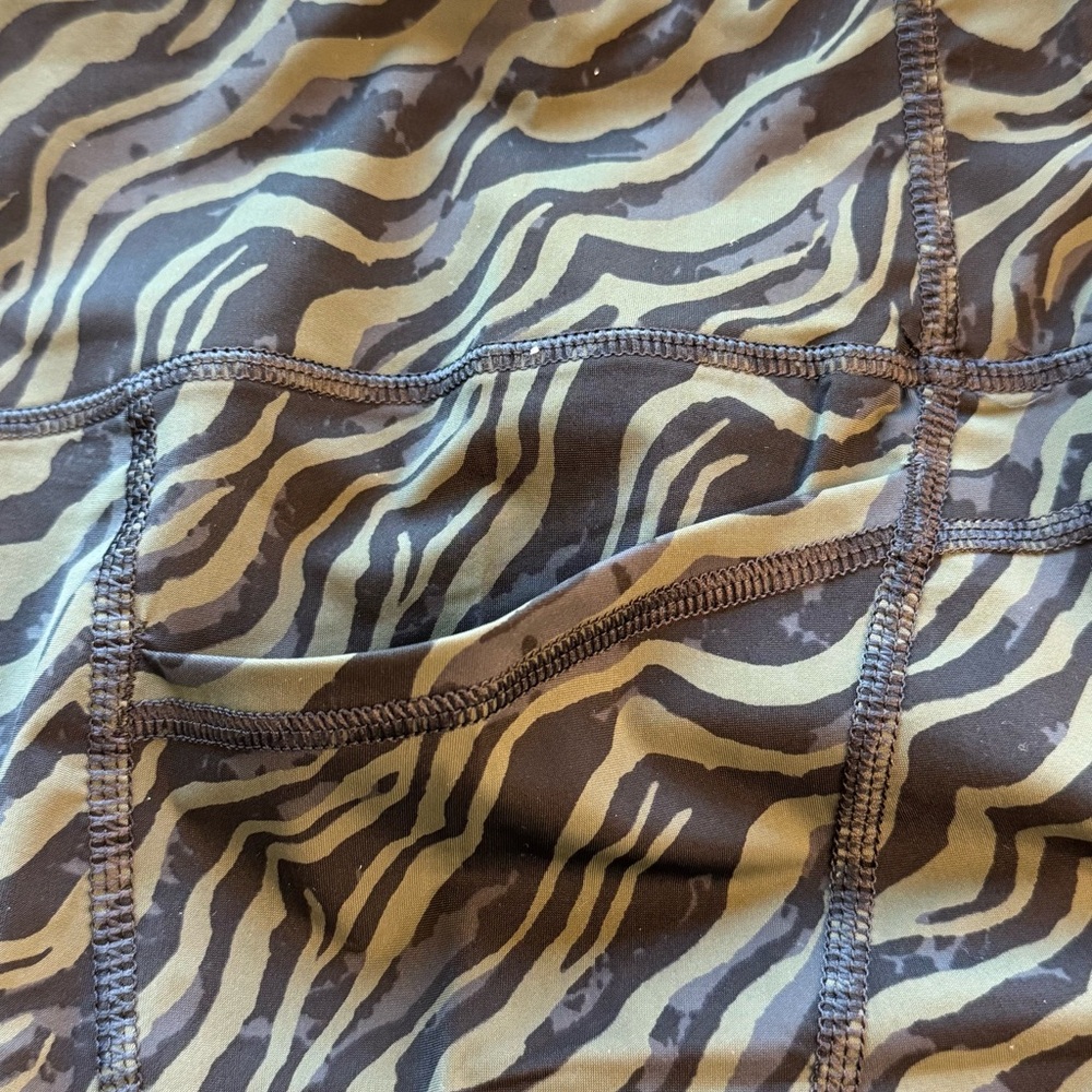 SWEATY BETTY Zero Gravity Leggings 7/8 Length 60cm/24" Large Green Black Zebra - Picture 10 of 11